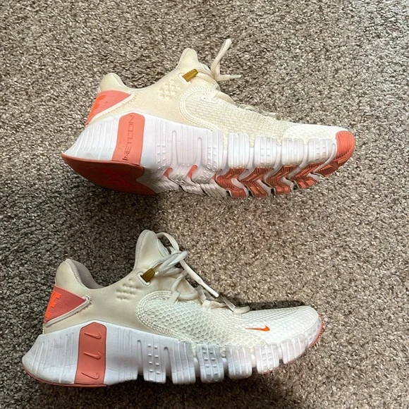 Women’s Nike Metcon - Picture 2 of 4